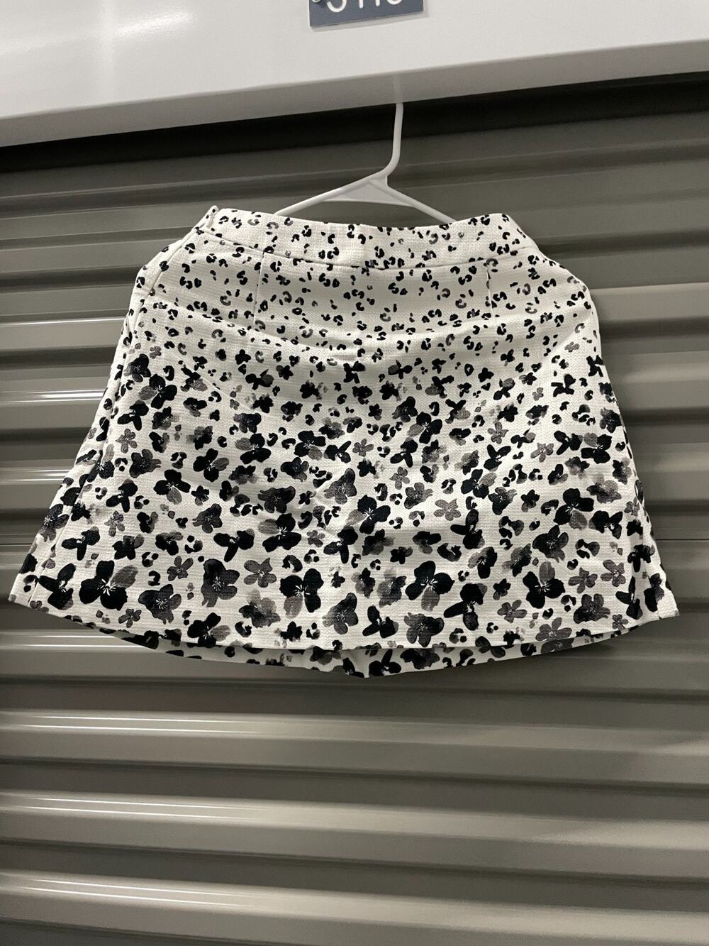 Banana Republic Factory A-line Skirt Womens 00P White Black Floral Pleated Mini
